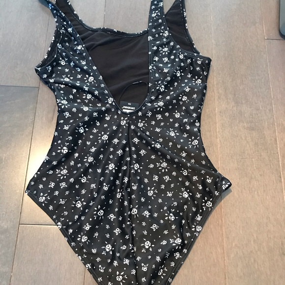 BNWOT swimsuit from ASOS size XS - Picture 5 of 6